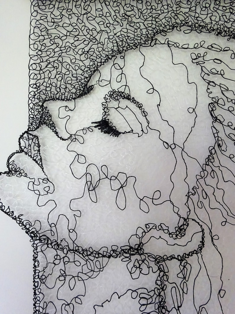 Tenture murale en dentelle noire. Dessin avec un stylo 3D et un filament TPU flexible. Art mural unique. Profil de belle femme sur cheville en bois. image 3