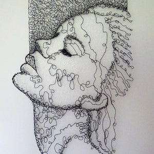 Tenture murale en dentelle noire. Dessin avec un stylo 3D et un filament TPU flexible. Art mural unique. Profil de belle femme sur cheville en bois. image 2