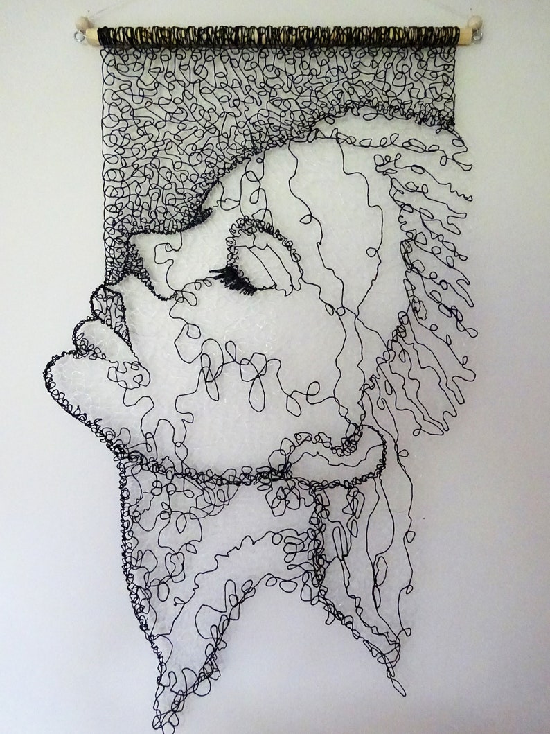 Tenture murale en dentelle noire. Dessin avec un stylo 3D et un filament TPU flexible. Art mural unique. Profil de belle femme sur cheville en bois. image 2