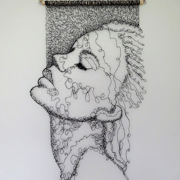 Tenture murale en dentelle noire. Dessin avec un stylo 3D et un filament TPU flexible. Art mural unique. Profil de belle femme sur cheville en bois.