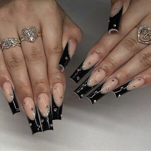 ROSARIOO-Press in nails-luxury nails-boho nails-nail art-black french nails-short long nails-glue on nails-aesthetic nails-rhinestone nails