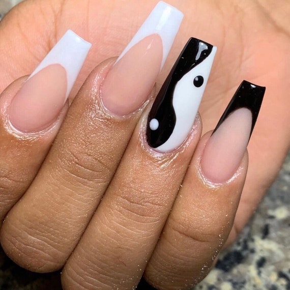 Black&White V Half French Short Square Nails – auraxnail