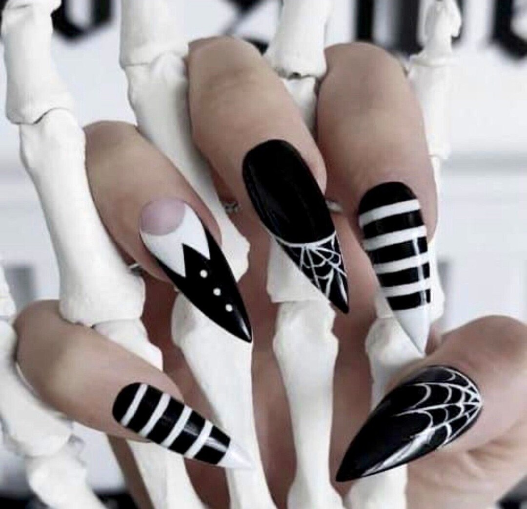 THE ADAMSSS Black and White Nailspress on Nailsfake Nailswhite Lines
