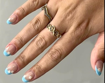 Blue French and daisies -Press on nails-luxury nails-blue nails-nail art-flower nails-short long nails-glue on nails-aesthetic nails-gel nai