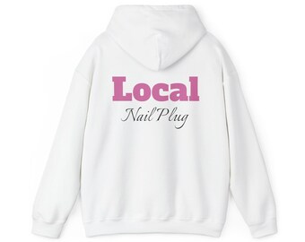 Op de afbeelding: Witte hoodie met een roze "Local Nail Plug" afbeelding op de achterkant.