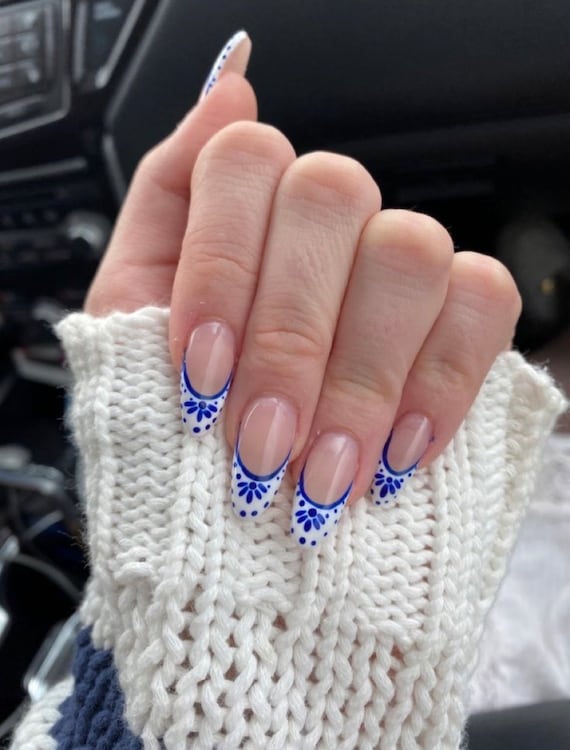 Blue and white nail designs discount