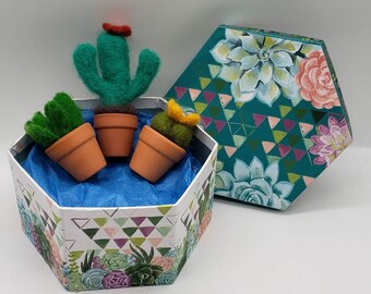 Adorabile confezione da 3 del nostro piccolo set di cactus fatti a mano. Questo set regalo è composto da 3 vasi in terracotta con un fiore decorativo o un cuore,