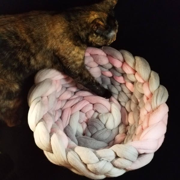 EN VENTE AUJOURD'HUI ! Chunky Knit Cat Bed, Hand Dyed, Black Friday, Chunky Dog Bed, 100% laine mérinos, 21,5 microns, Cadeau unique, Bras en tricot, Unique en son genre