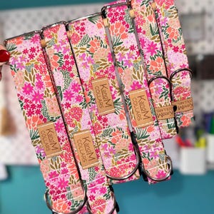 Magisk äng Små rosa blommor hundhalsband, Martingale eller platt spänne halsband, justerbart tyg hundhalsband, KandMcollars, Blommor, Mini