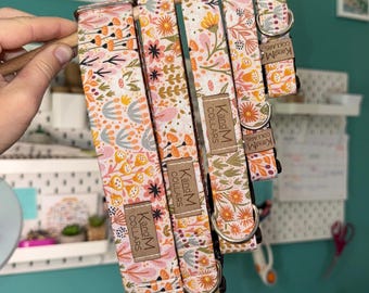 Flowers in the Wild Hundehalsband, Martingale oder flaches Halsband, Stoffhalsband, KandMCollars, Herbst, Unisex Halsband, Floral, Bunt, Rosa, Sommer