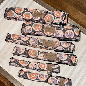Collar de perro con galletas oscuras de Halloween, collar Martingale o plano, Halloween, collar de tela para perro, collares KandM, espeluznante, abucheo, repostería, fantasmas