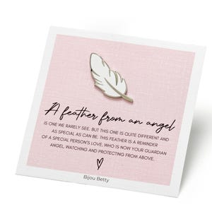 Op de afbeelding: Een witte verenspeld op een roze achtergrond met de tekst "A feather from an angel" en de quote "Is one we rarely see. But this one is quite different and as special as can be. This feather is a reminder of a special person's love, who is now your guardian angel, watching and protecting from above." en een hartje met de tekst "Bijou Betty".