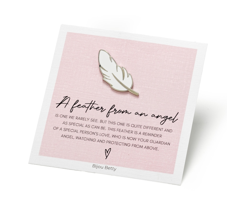 Op de afbeelding: Een witte verenspeld op een roze achtergrond met de tekst "A feather from an angel" en de quote "Is one we rarely see. But this one is quite different and as special as can be. This feather is a reminder of a special person's love, who is now your guardian angel, watching and protecting from above." en een hartje met de tekst "Bijou Betty".