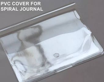 Puede incluir: Cubierta de plástico transparente para un cuaderno espiral. La cubierta está diseñada para cuadernos de tamaño A5/A6. La cubierta tiene una solapa de plástico transparente que se pliega sobre la parte delantera del cuaderno.