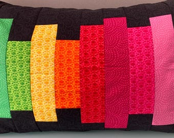 虹色の長方形パッチワーククッション。カラフルで明るい枕。ソファクッション。