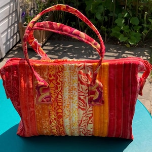 Sac fourre-tout matelassé rouge.  Sac patchwork coloré et amusant.