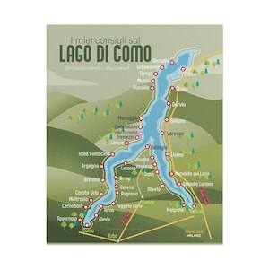 Può includere: Una mappa colorata del Lago di Como, in Italia, con nomi di città e punti di riferimento in italiano. La mappa presenta un lago blu circondato da colline e strade verdi. Il testo in alto recita "I miei consigli sul Lago di Como."