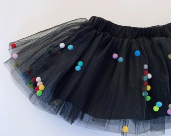 Zwart rokje ,zwarte tulle , tulle rokje met pom poms , verjaardagsrokje , feestrokje , regenboog rokje , verjaardagsoutfit