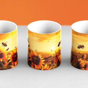 Könnte beinhalten: Drei weiße Keramikbecher mit einer Sonnenuntergangsszene und Sonnenblumen, um die herum Bienen fliegen. Die Becher haben alle das gleiche Design.