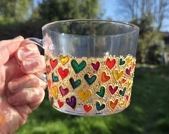 Taza de vidrio reciclado pintada a mano