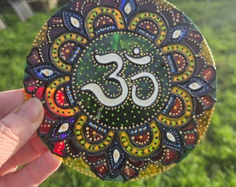Atrapasueños OM de vidrio pintado a mano