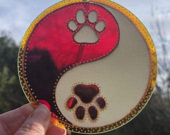 Atrapasueños con huellas de Yin y Yang de vidrio pintado a mano