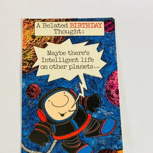 Tarjeta de cumpleaños vintage Ziggy Saludos estadounidenses no utilizados alrededor de 1978 Ziggy como astronauta en el espacio, universo deseando cumpleaños tardío