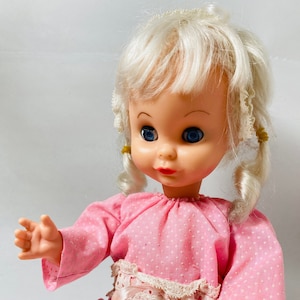 Vintage 1976 Uneeda Doll 16" Tall blonde with Blue Sleepy Eyes in original dress! Collectible childrens toy Nursery