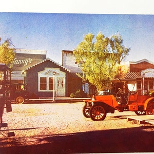 Postal antigua de la fiebre del oro sin usar, de la década de 1950, de una diligencia de Frontier Village Kodachrome. Tarjeta de color.