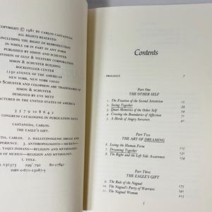 Op de afbeelding: Open boek met tekst op de linker- en rechterpagina's. De linkerpagina bevat copyrightinformatie en een lijst met onderwerpen. De rechterpagina toont de inhoudsopgave, inclusief "The Other Self" en "The Art of Dreaming."