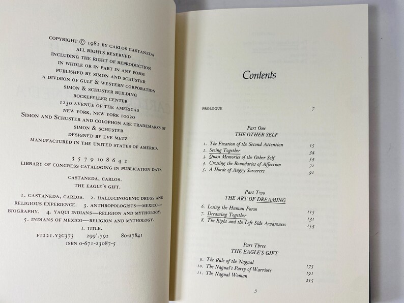 Op de afbeelding: Open boek met tekst op de linker- en rechterpagina's. De linkerpagina bevat copyrightinformatie en een lijst met onderwerpen. De rechterpagina toont de inhoudsopgave, inclusief "The Other Self" en "The Art of Dreaming."