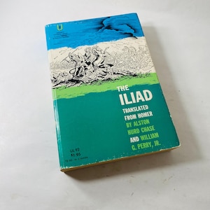 K&ouml;nnte beinhalten: Ein Vintage-Taschenbuch mit dem Titel "The Iliad". Das Cover zeigt einen blauen Himmel und ein gr&uuml;nes Band mit dem Titel in Wei&szlig;. Die Illustration auf dem Cover zeigt eine Kampfszene in Schwarzwei&szlig;.