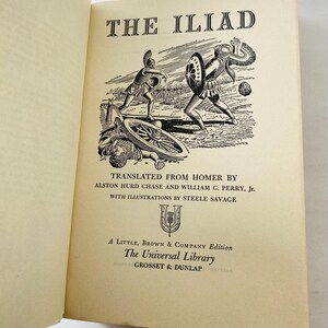 K&ouml;nnte beinhalten: Aufgeschlagenes Buch mit dem Titel "THE ILIAD" in Schwarz. Die Illustration zeigt zwei Krieger im Kampf. Der Text darunter lautet "TRANSLATED FROM HOMER BY ALSTON HURD CHASE AND WILLIAM G. PERRY, Jr."
