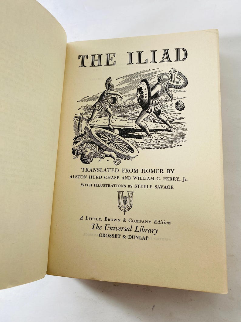 K&ouml;nnte beinhalten: Aufgeschlagenes Buch mit dem Titel "THE ILIAD" in Schwarz. Die Illustration zeigt zwei Krieger im Kampf. Der Text darunter lautet "TRANSLATED FROM HOMER BY ALSTON HURD CHASE AND WILLIAM G. PERRY, Jr."