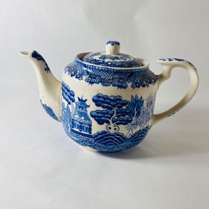 Vintage Blue Willow Teapot Blue White Chinoiserie Transferware Ceramic Tea Pot with Lid Made in Japan Retro kitchen collectible MCM