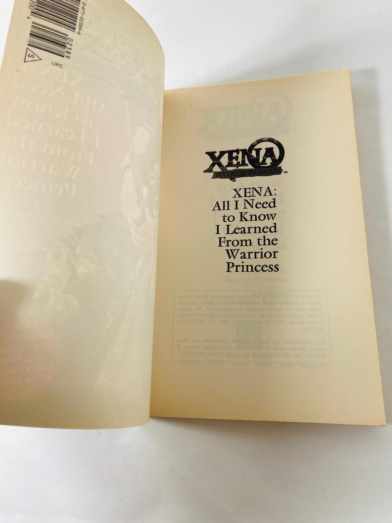 Pu&ograve; includere: Un libro con copertina flessibile intitolato Xena: All I Need to Know I Learned From the Warrior Princess. La pagina aperta mostra il titolo in testo nero su uno sfondo color crema, con un codice a barre visibile nell'angolo in alto a sinistra.