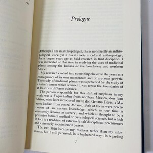 Op de afbeelding: Open boek met tekst op de pagina's. Het woord "Prologue" staat bovenaan de pagina. De tekst is in zwarte letters. Het boek heeft een blauwe kaft.