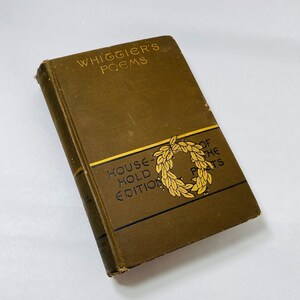 1888 Livre de poésie Whittier antique du 19ème siècle, édition Houghton Mifflin avec de MAGNIFIQUES reliures et embellissements dorés. Mise en scène de la décoration intérieure
