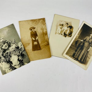 Postal RPPC mujer vintage de 1908 estampada en blanco y negro. HERMOSA decoración de oficina en casa para enmarcar. Flores, Vestido con sombrero y bolso, familia, de pie