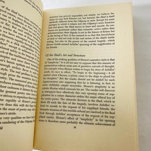 K&ouml;nnte beinhalten: Offenes Buch mit Text auf gealtertem Papier. Der Text behandelt Homers Erz&auml;hlstil und die Struktur der Ilias. Die Seite ist leicht vergilbt, und der Text ist schwarz.
