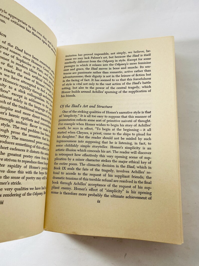 K&ouml;nnte beinhalten: Offenes Buch mit Text auf gealtertem Papier. Der Text behandelt Homers Erz&auml;hlstil und die Struktur der Ilias. Die Seite ist leicht vergilbt, und der Text ist schwarz.