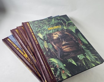 Könnte beinhalten: Ein Stapel Hardcover-Bücher mit weinroten Buchrücken und goldfarbener Schrift. Die Buchumschläge zeigen ein Gesicht, das sich im Laub versteckt, und den Titel "Vanishing". Die Bücher tragen den Titel "Library of Curious and Unusual Facts".