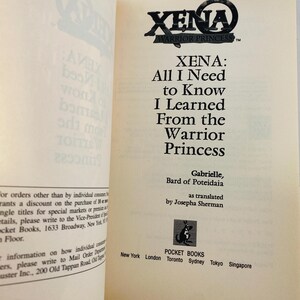 Pu&ograve; includere: La pagina del titolo del libro Xena: All I Need to Know I Learned From the Warrior Princess di Gabrielle, Bard of Poteidaia, tradotto da Josepha Sherman. La pagina presenta il logo di Xena Warrior Princess e il logo di Pocket Books.