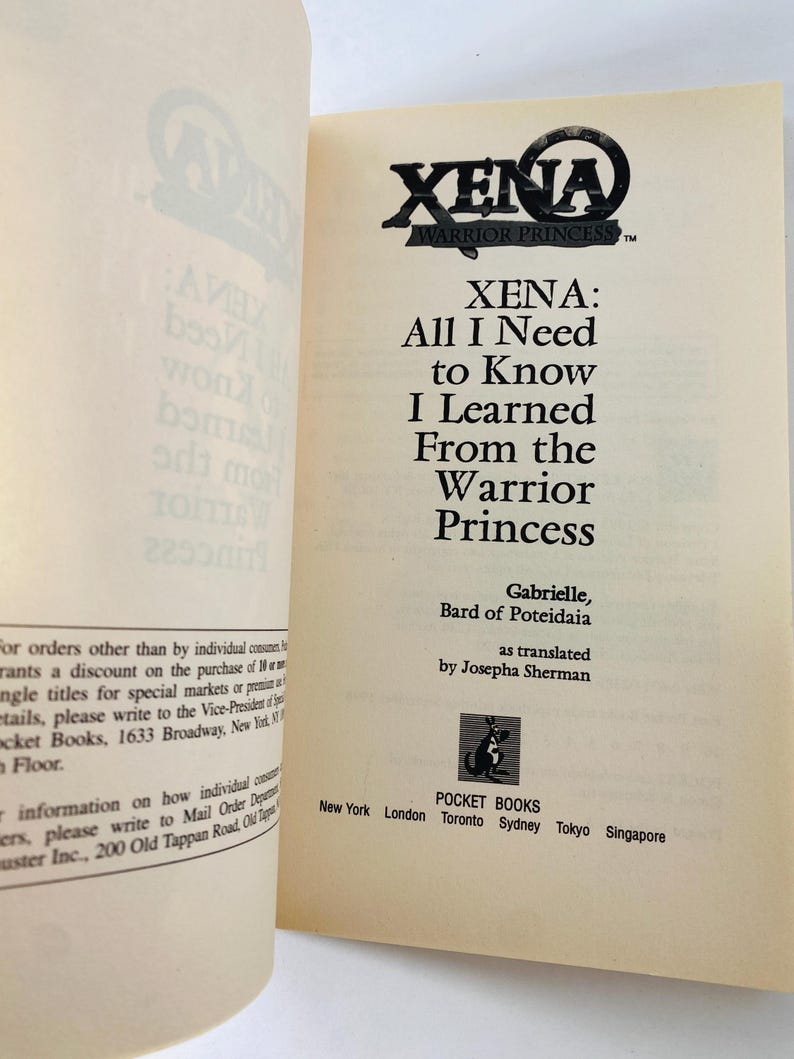 Pu&ograve; includere: La pagina del titolo del libro Xena: All I Need to Know I Learned From the Warrior Princess di Gabrielle, Bard of Poteidaia, tradotto da Josepha Sherman. La pagina presenta il logo di Xena Warrior Princess e il logo di Pocket Books.