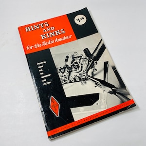 Puede incluir: Un libro vintage de color naranja y negro titulado "Hints and Kinks for the Radio Amateur" con una etiqueta de precio de $ 1,50. El libro está publicado por la American Radio Relay League.