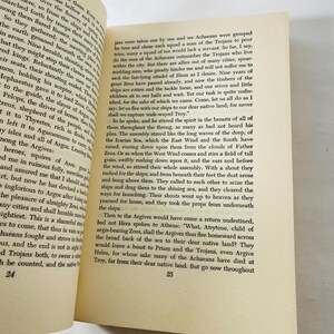 K&ouml;nnte beinhalten: Offenes Buch mit Text auf gealtertem Papier. Die Seiten sind leicht vergilbt, und der Text ist in einer klassischen Serifenschrift gehalten. Das Buch ist auf den Seiten 24 und 25 ge&ouml;ffnet, wobei der Text gut sichtbar ist. Es scheint sich um ein historisches oder literarisches Werk zu handeln.