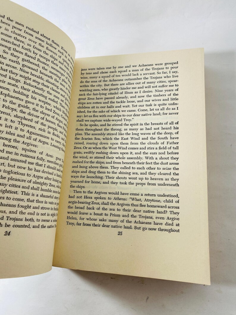 K&ouml;nnte beinhalten: Offenes Buch mit Text auf gealtertem Papier. Die Seiten sind leicht vergilbt, und der Text ist in einer klassischen Serifenschrift gehalten. Das Buch ist auf den Seiten 24 und 25 ge&ouml;ffnet, wobei der Text gut sichtbar ist. Es scheint sich um ein historisches oder literarisches Werk zu handeln.