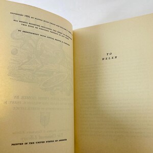 K&ouml;nnte beinhalten: Aufgeschlagenes Buch mit gealterten, cremefarbenen Seiten. Die linke Seite enth&auml;lt Text, darunter "COPYRIGHT 1950" und "PRINTED IN THE UNITED STATES OF AMERICA." Auf der rechten Seite steht "TO HELEN." Der Buchr&uuml;cken ist sichtbar.