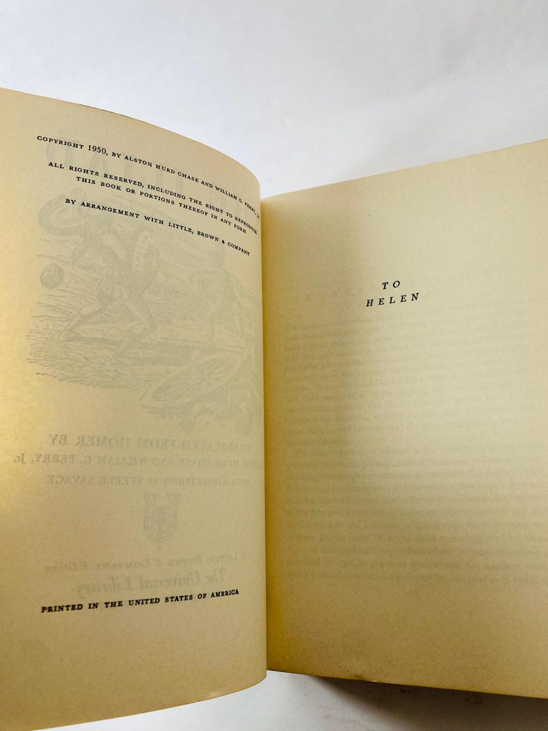 K&ouml;nnte beinhalten: Aufgeschlagenes Buch mit gealterten, cremefarbenen Seiten. Die linke Seite enth&auml;lt Text, darunter "COPYRIGHT 1950" und "PRINTED IN THE UNITED STATES OF AMERICA." Auf der rechten Seite steht "TO HELEN." Der Buchr&uuml;cken ist sichtbar.