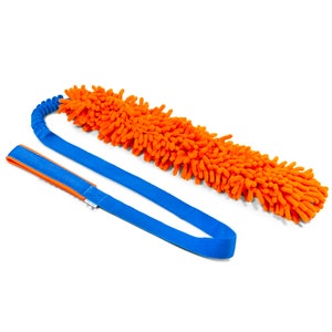 Puede incluir: Juguete para perro naranja y azul con una cuerda naranja larga y esponjosa unida a una correa azul.